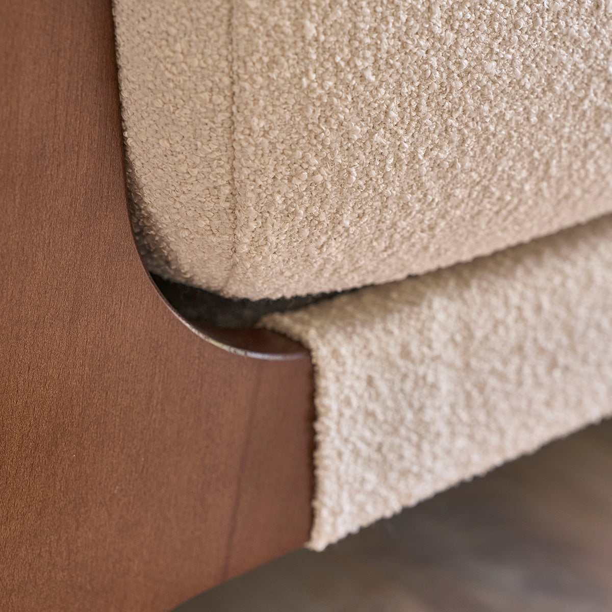 CAN0013-canape_droit_4_places_en_bois_massif_et_tissu_bouclette_blanc-05.jpg