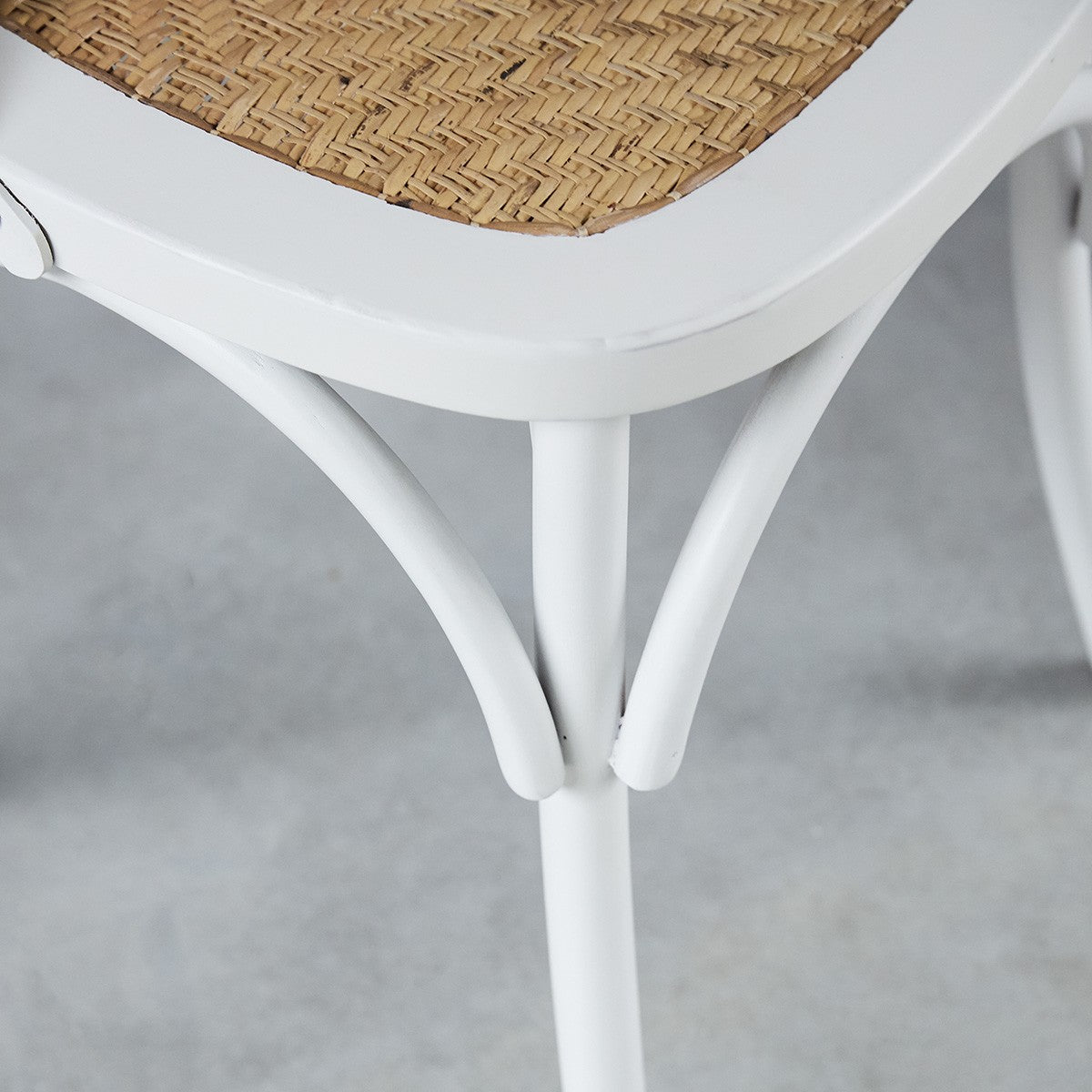1020B-lot_de_2_chaises_bistrot_en_acajou_massif_et_rotin-04.jpg