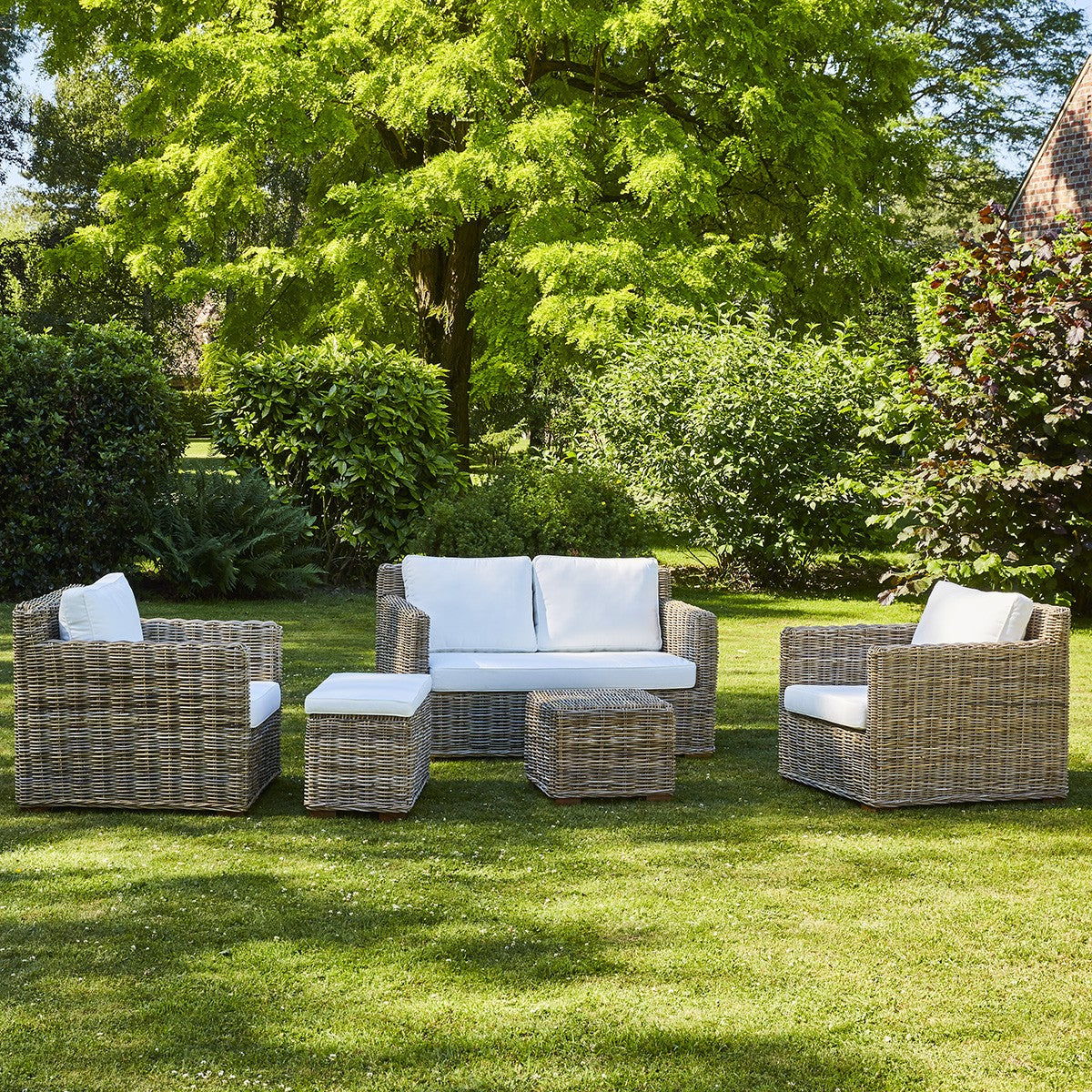 MUSA - Poltrona da giardino in kubu naturale con poggiapiedi