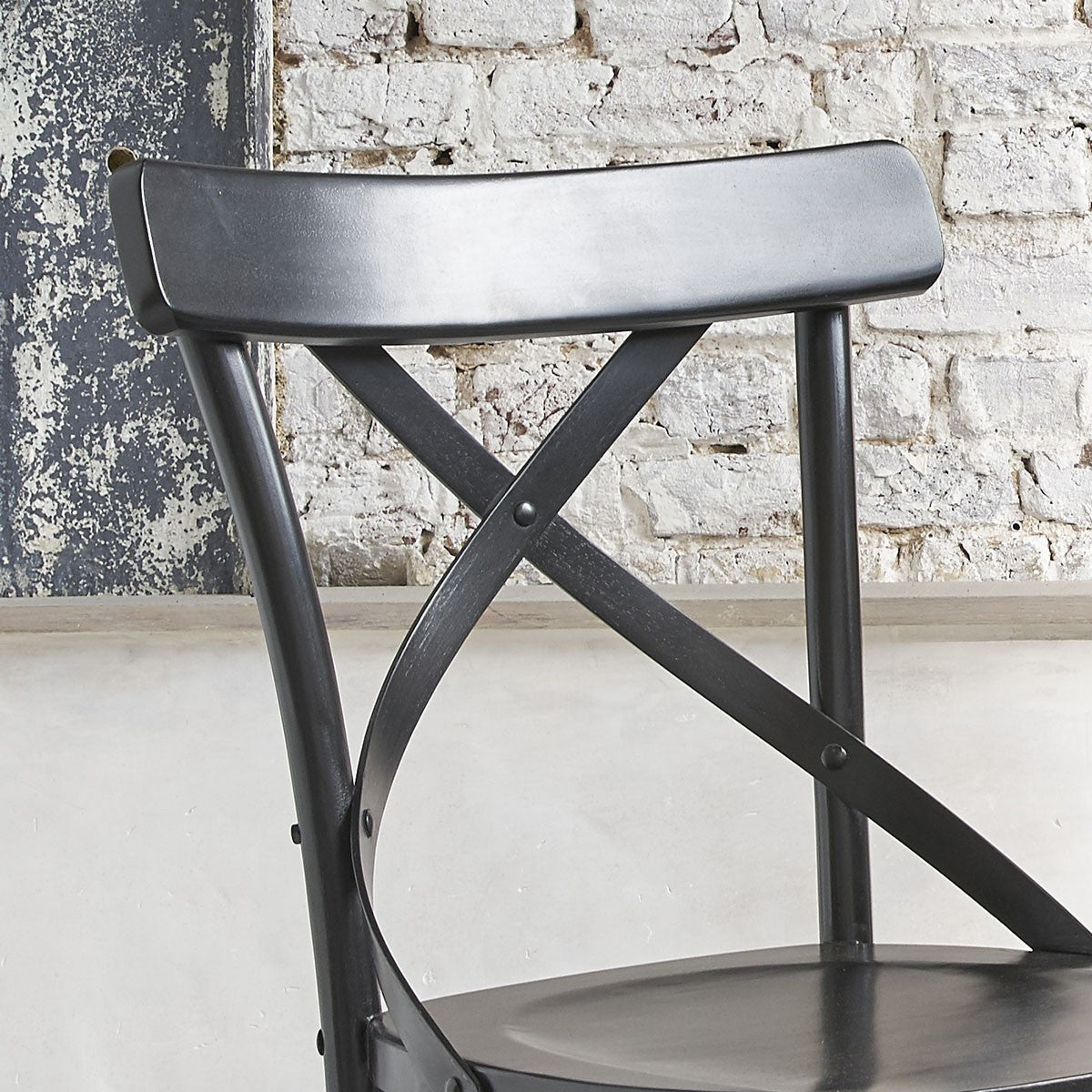 1030B-lot_de_2_chaises_bistrot_en_acajou_massif_et_rotin_noires-04.jpg