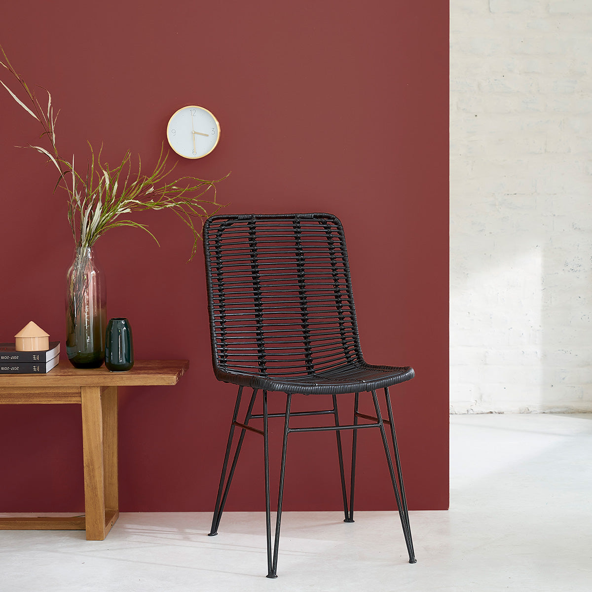 1072B-lot_de_2_chaises_en_rotin_et_metal_noires-04.jpg