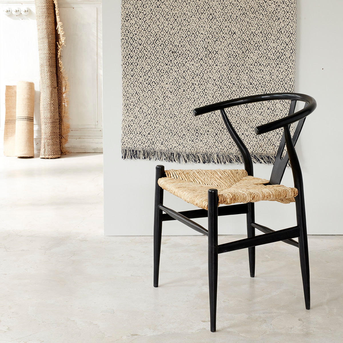 1078-chaise_en_mindi_massif_noire_et_corde_naturelle-01.jpg