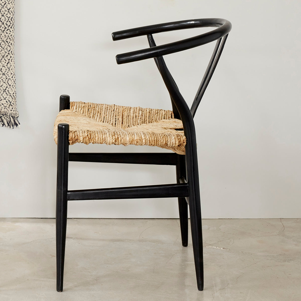 1078-chaise_en_mindi_massif_noire_et_corde_naturelle-03.jpg