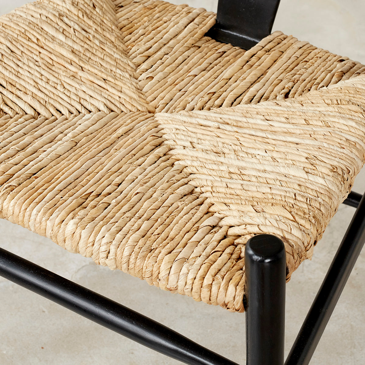 1078-chaise_en_mindi_massif_noire_et_corde_naturelle-04.jpg