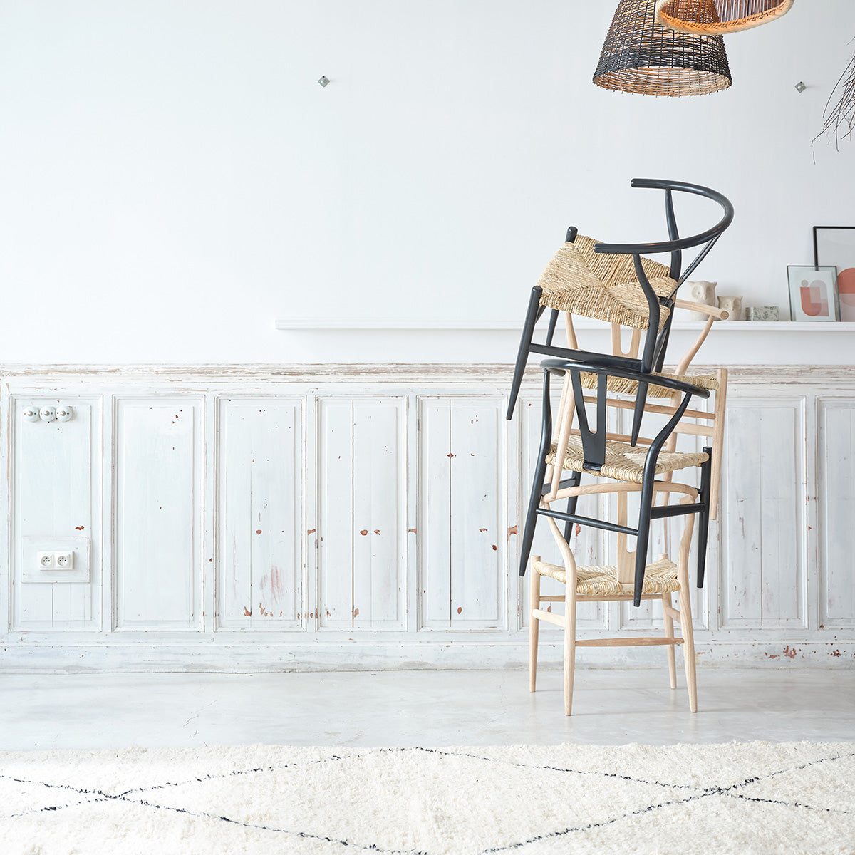 1078B-lot_de_2_chaises_en_mindi_massif_noires_et_corde_naturelle-06.jpg