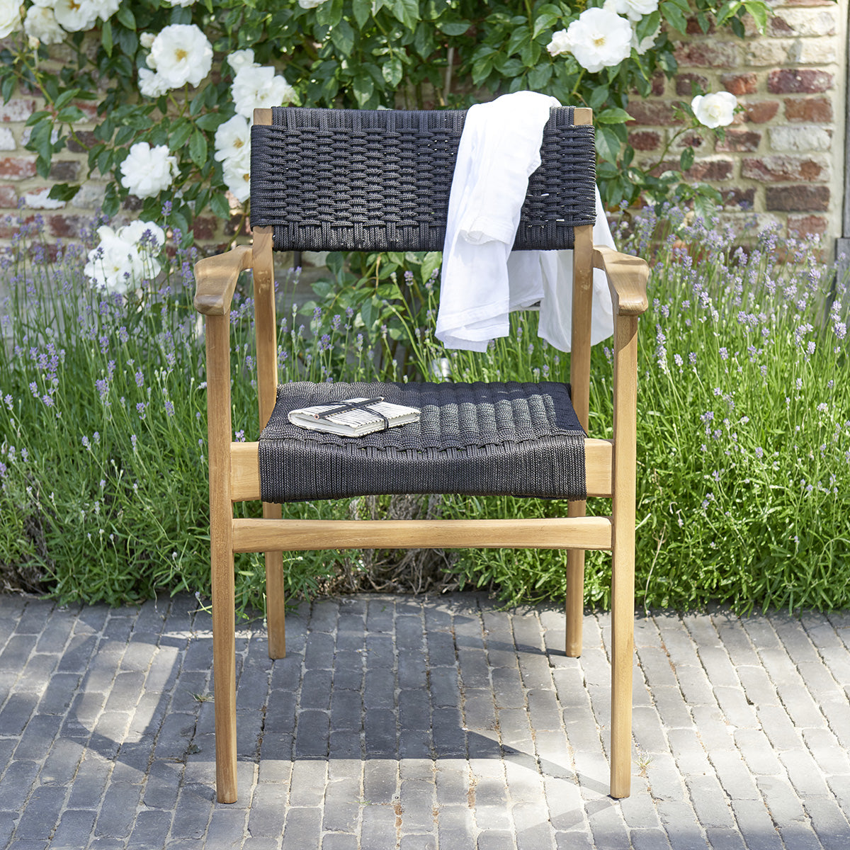 8B-fauteuil_de_jardin_en_teck_massif_et_cordage_noir_lot_de_2-03.jpg