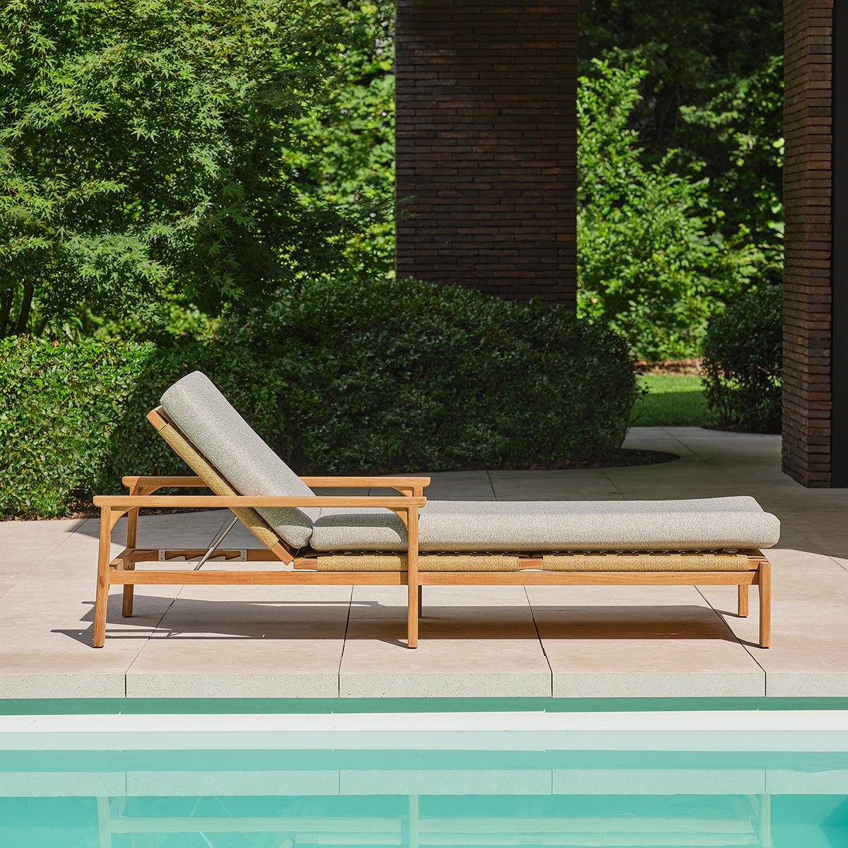 BSS0002-bain_de_soleil_inclinable_en_teck_massif_avec_coussins_gris_chine-03.jpg