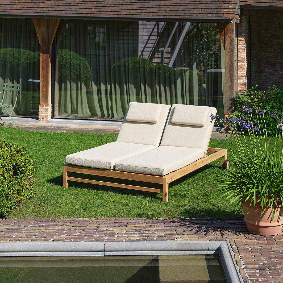BSS0005-bain_de_soleil_double_inclinable_en_teck_massif_avec_coussins_beige_chine-01.jpg