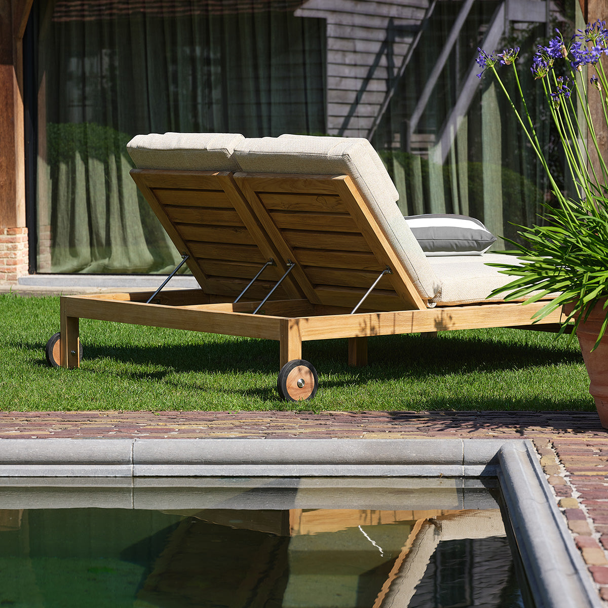 BSS0005-bain_de_soleil_double_inclinable_en_teck_massif_avec_coussins_beige_chine-04.jpg