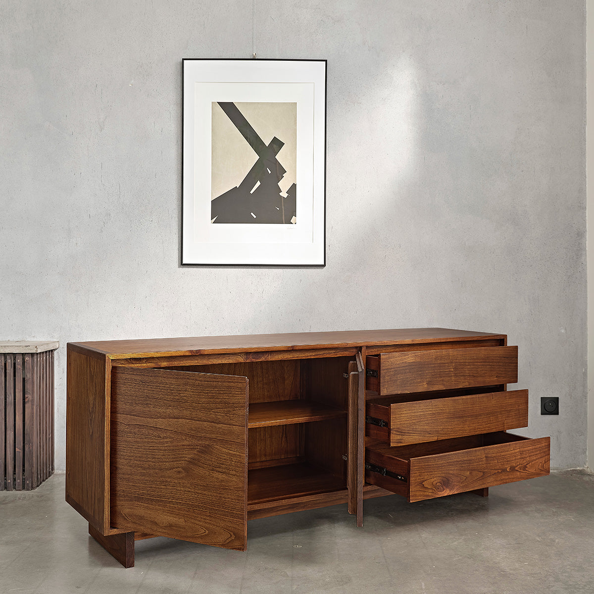 MILO - Credenza in mindi massello con finitura in noce 180 cm