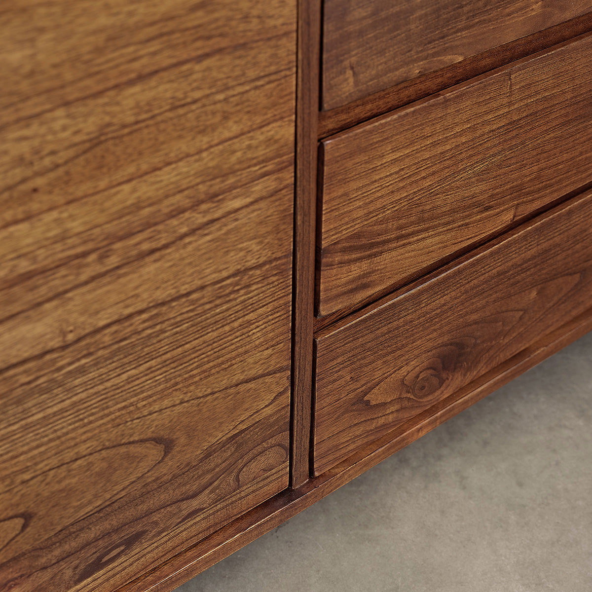 MILO - Credenza in mindi massello con finitura in noce 180 cm