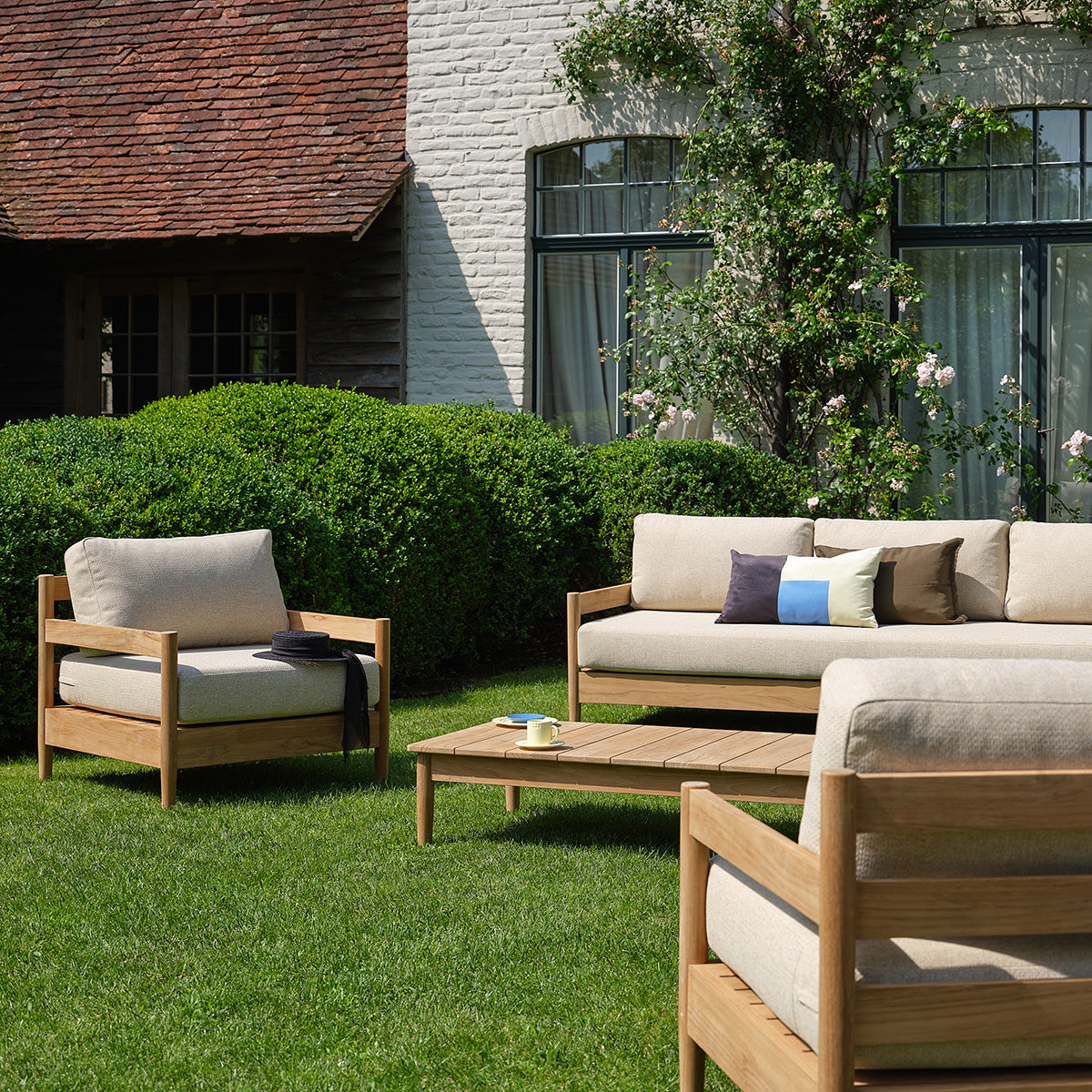 CAJ0003-canape_de_jardin_bas_en_teck_massif_avec_coussins_beige_chine_4_pers-06.jpg