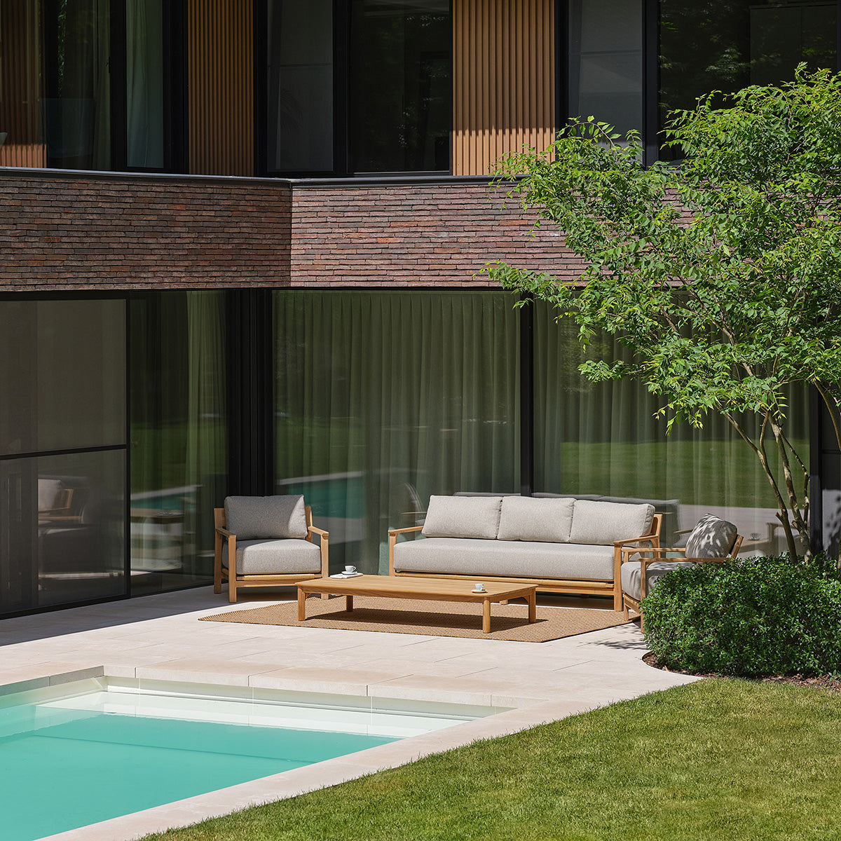 CAJ0005-canape_de_jardin_en_teck_massif_avec_coussins_gris_chine_3_pers-08.jpg