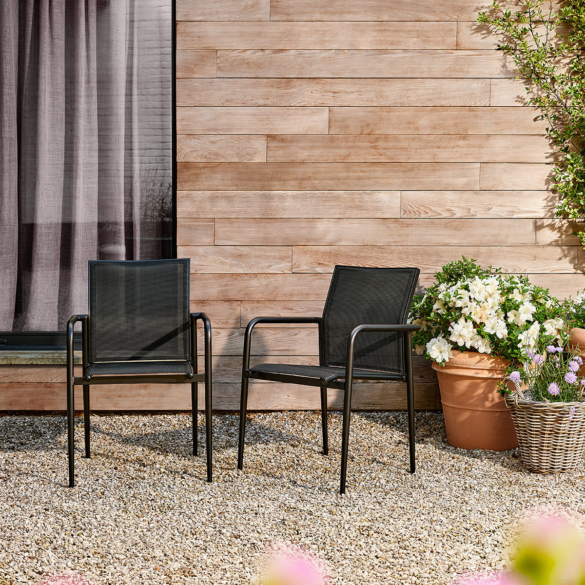 FDJ0016-fauteuil_de_jardin_en_aluminium_et_textilene_noir_mat_lot_de_2-01.jpg