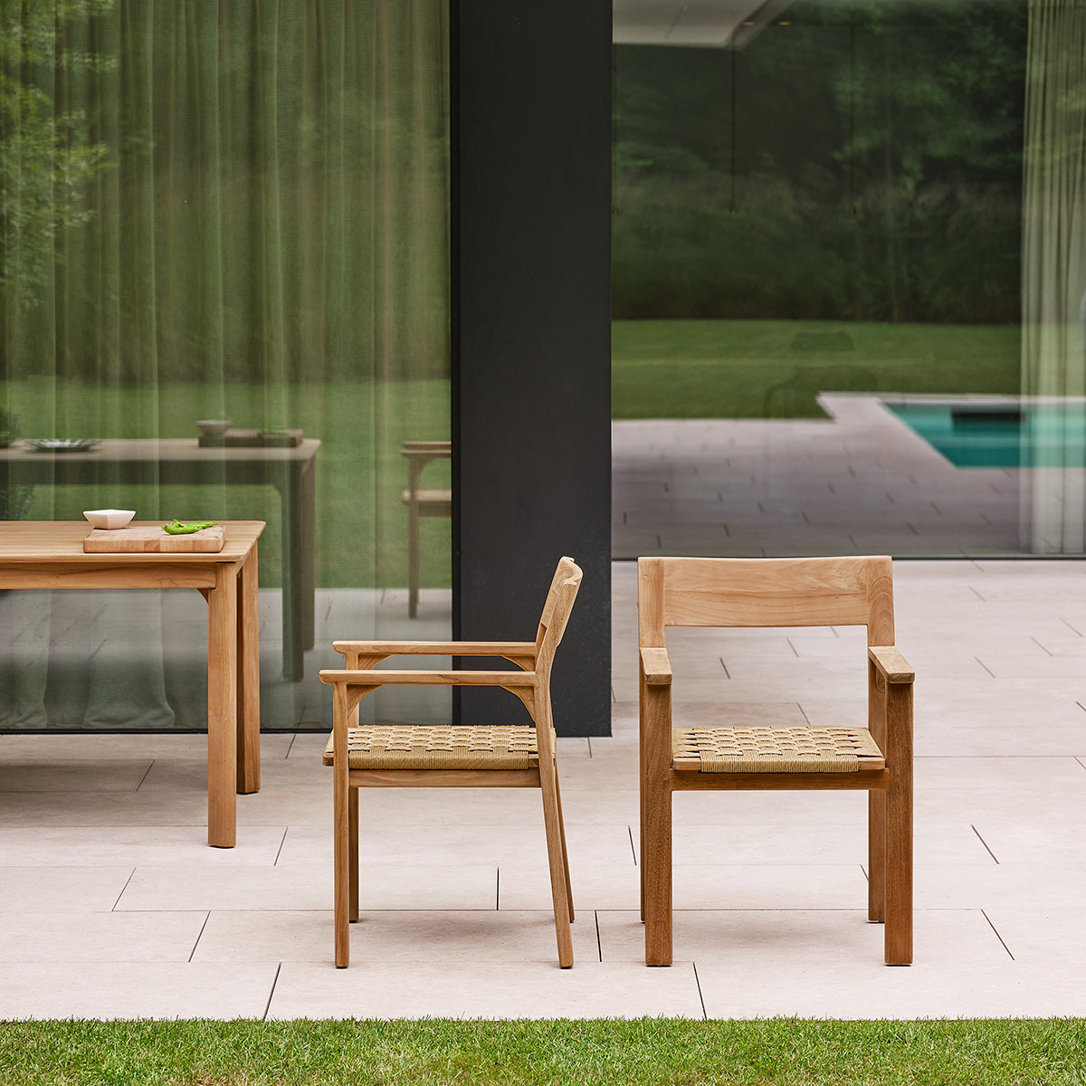 FDJ0018-fauteuil_de_jardin_en_teck_massif_et_rotin_lot_de_2-01.jpg