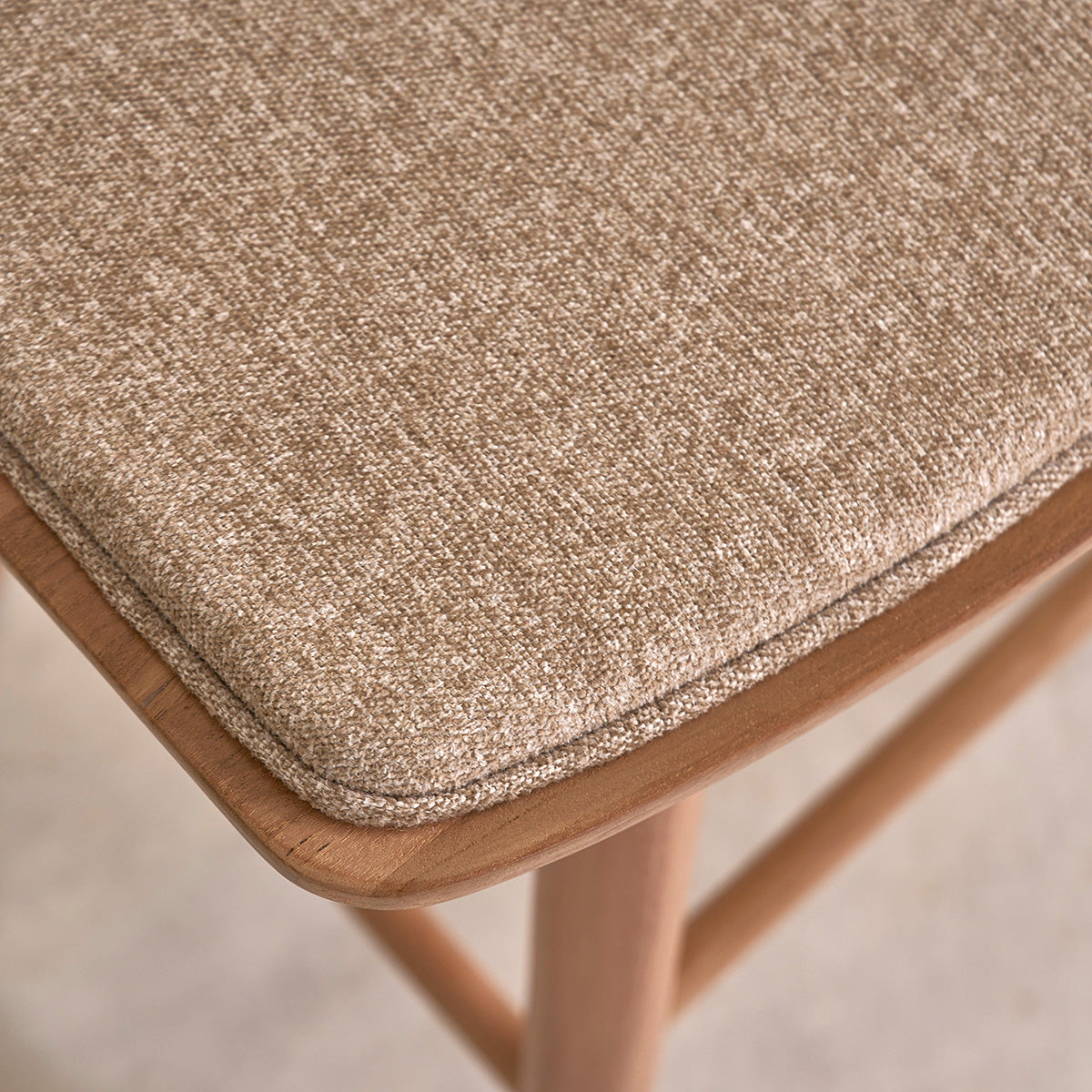 TCB0017-tabouret_de_bar_en_teck_massif_et_velours_grege_45_cm-05.jpg