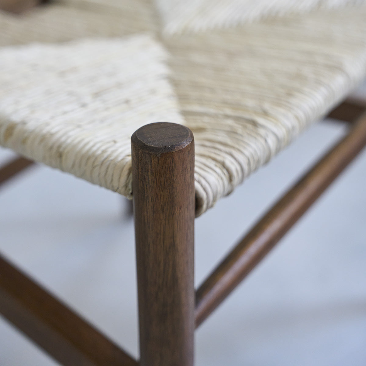 1587-chaise_en_mindi_massif_finition_noyer_et_corde_naturelle-05.jpg