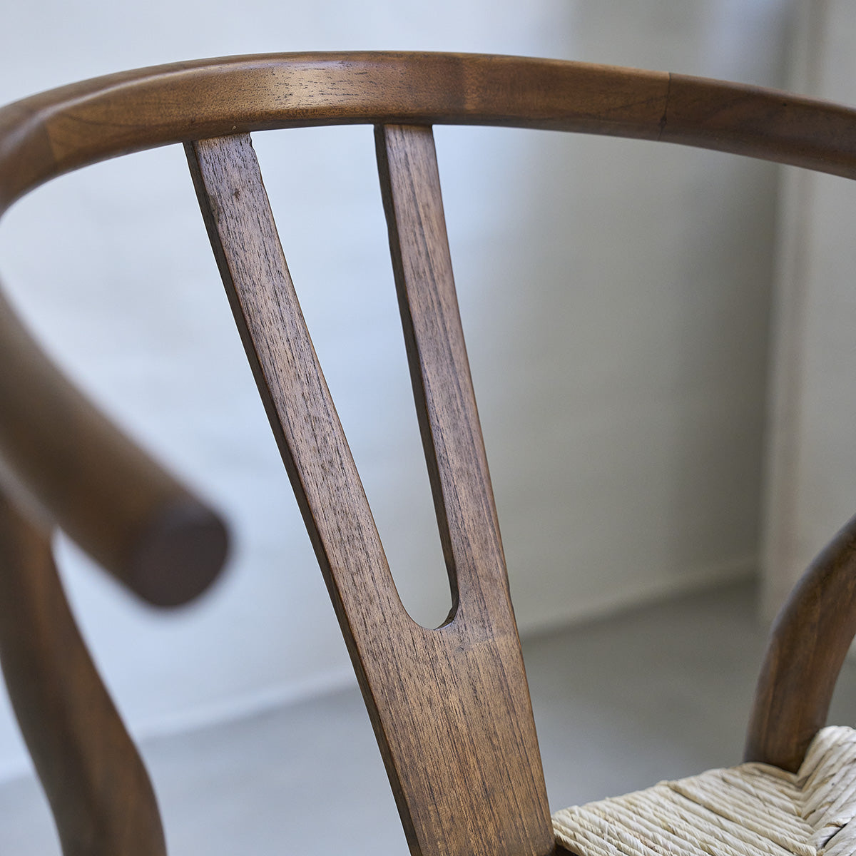 1587B-lot_de_2_chaises_en_mindi_massif_finition_noyer_et_corde_naturelle-04.jpg