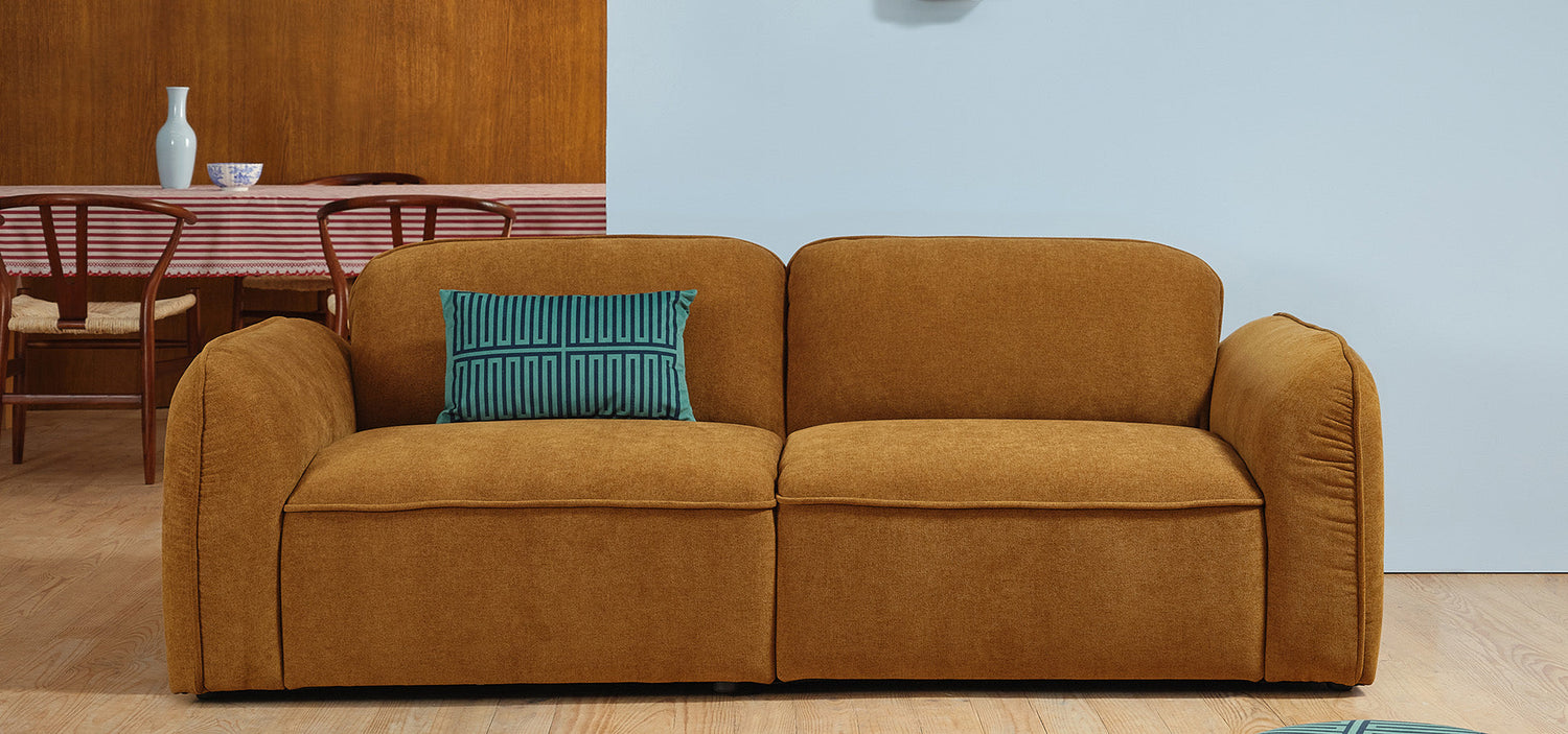 Une touche de couleur dans l'intérieur : le canapé comme pièce maîtresse du salon