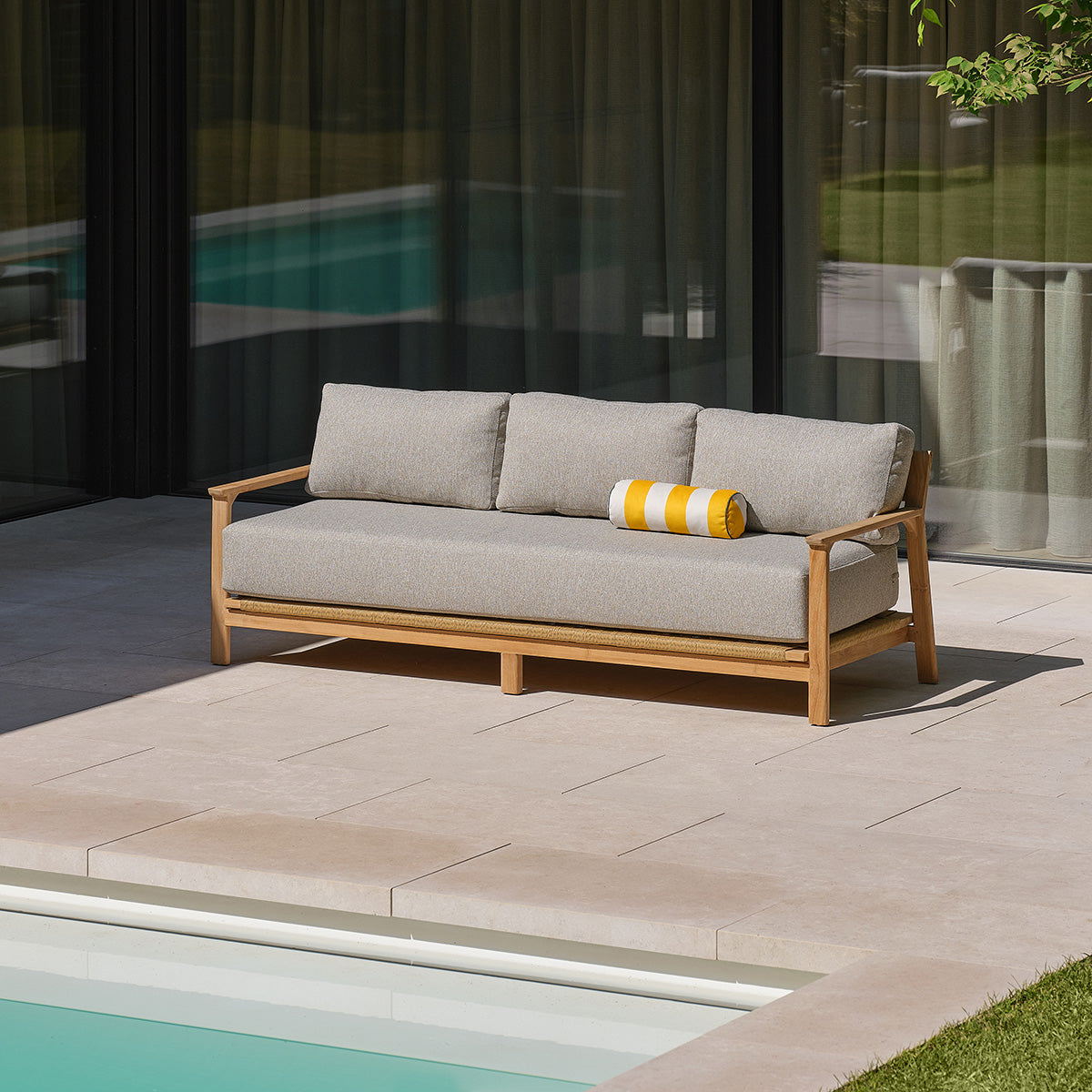 PIANA - Divano da giardino in teak massiccio con cuscini grigi melange, 3 posti.