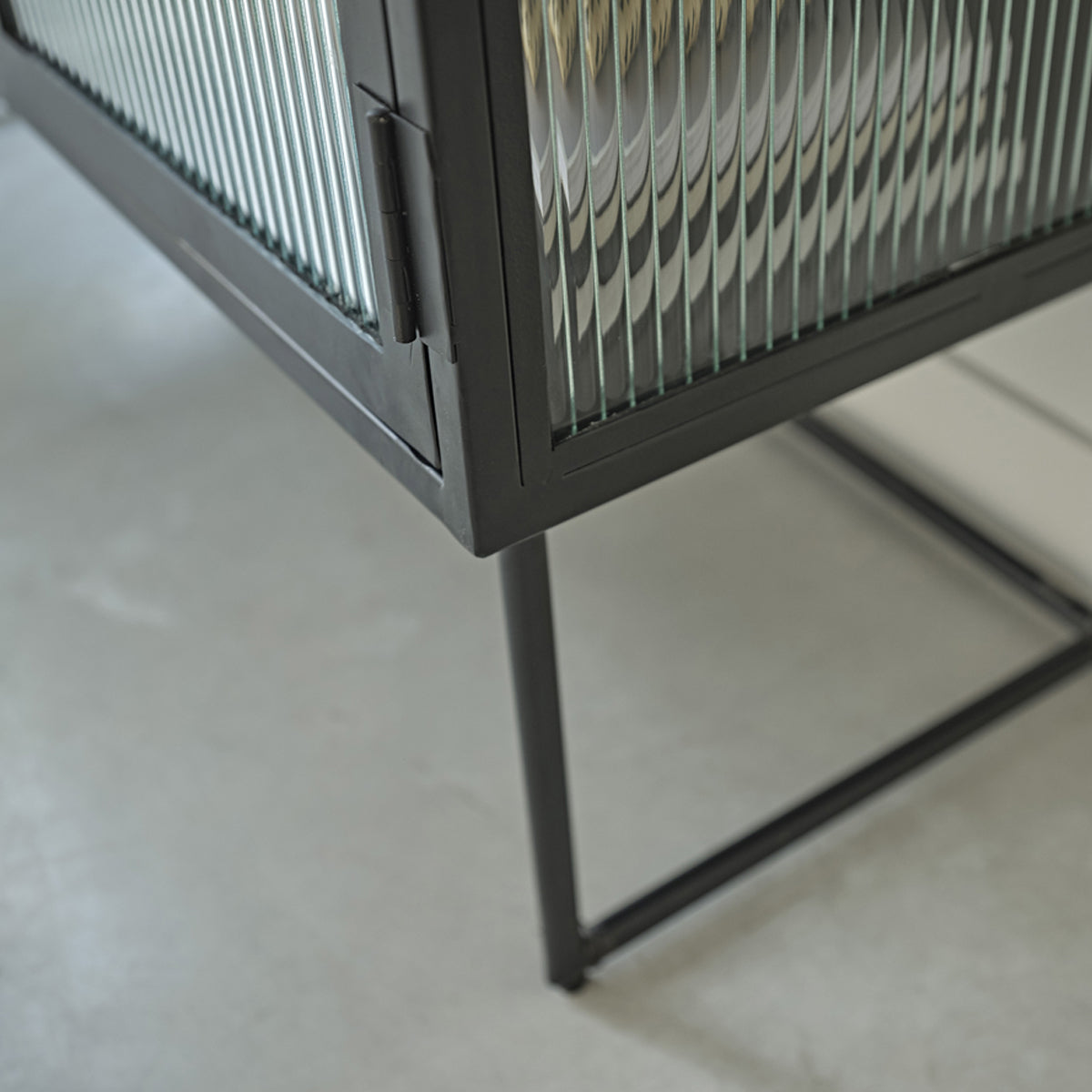 OCTAV - Credenza in metallo e vetro ondulato 120 cm