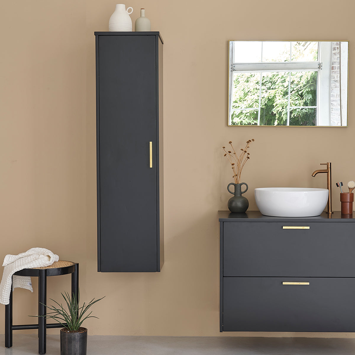 LUNA - Colonna bagno nera in legno di acacia 130 cm