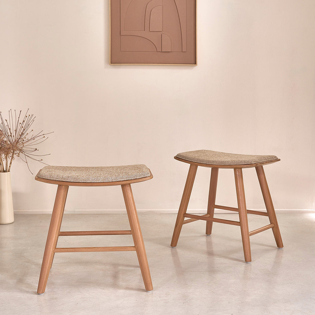 AMBRE - Set di 2 sgabelli da bar in teak massello e velluto écru 45 cm