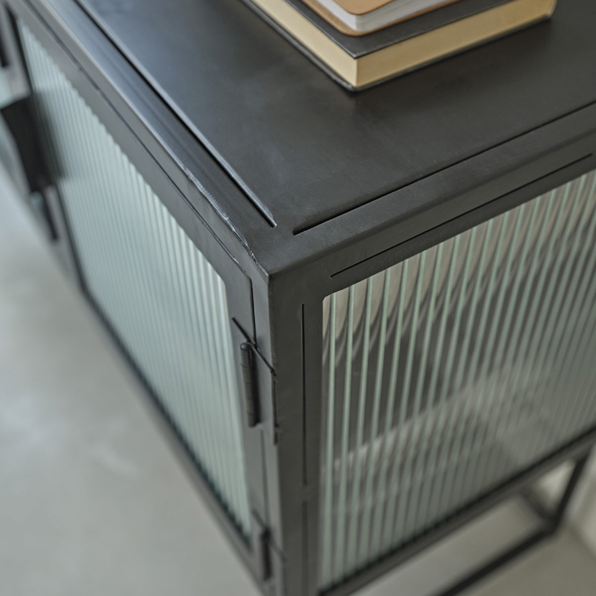 OCTAV - Credenza in metallo e vetro ondulato 120 cm