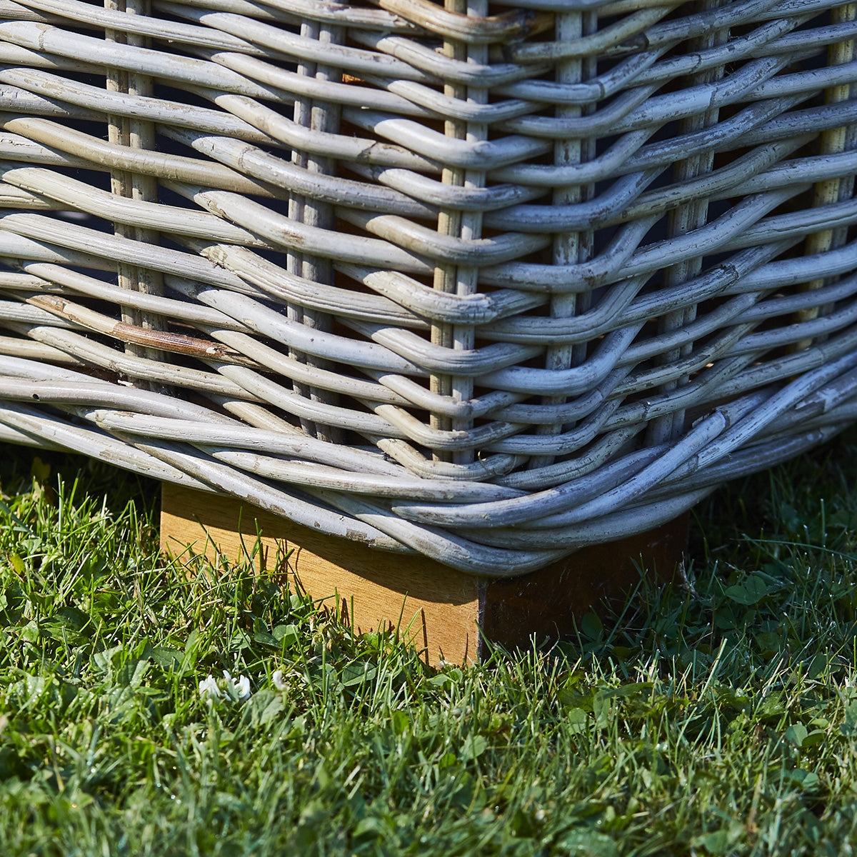 MUSA - Poltrona da giardino in kubu naturale con poggiapiedi