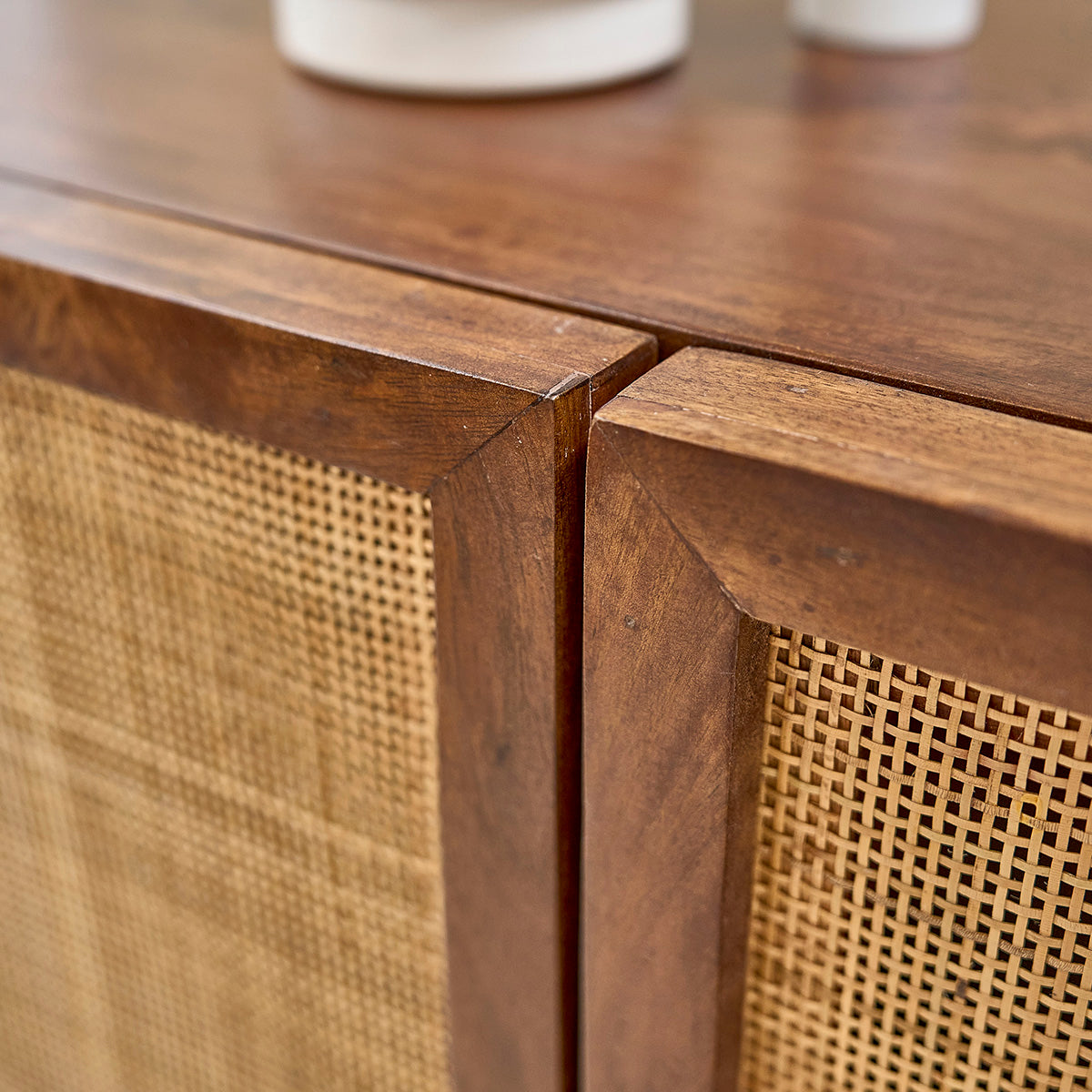 RAPHAEL - Credenza in mango massello e midollino finitura in noce 68 cm