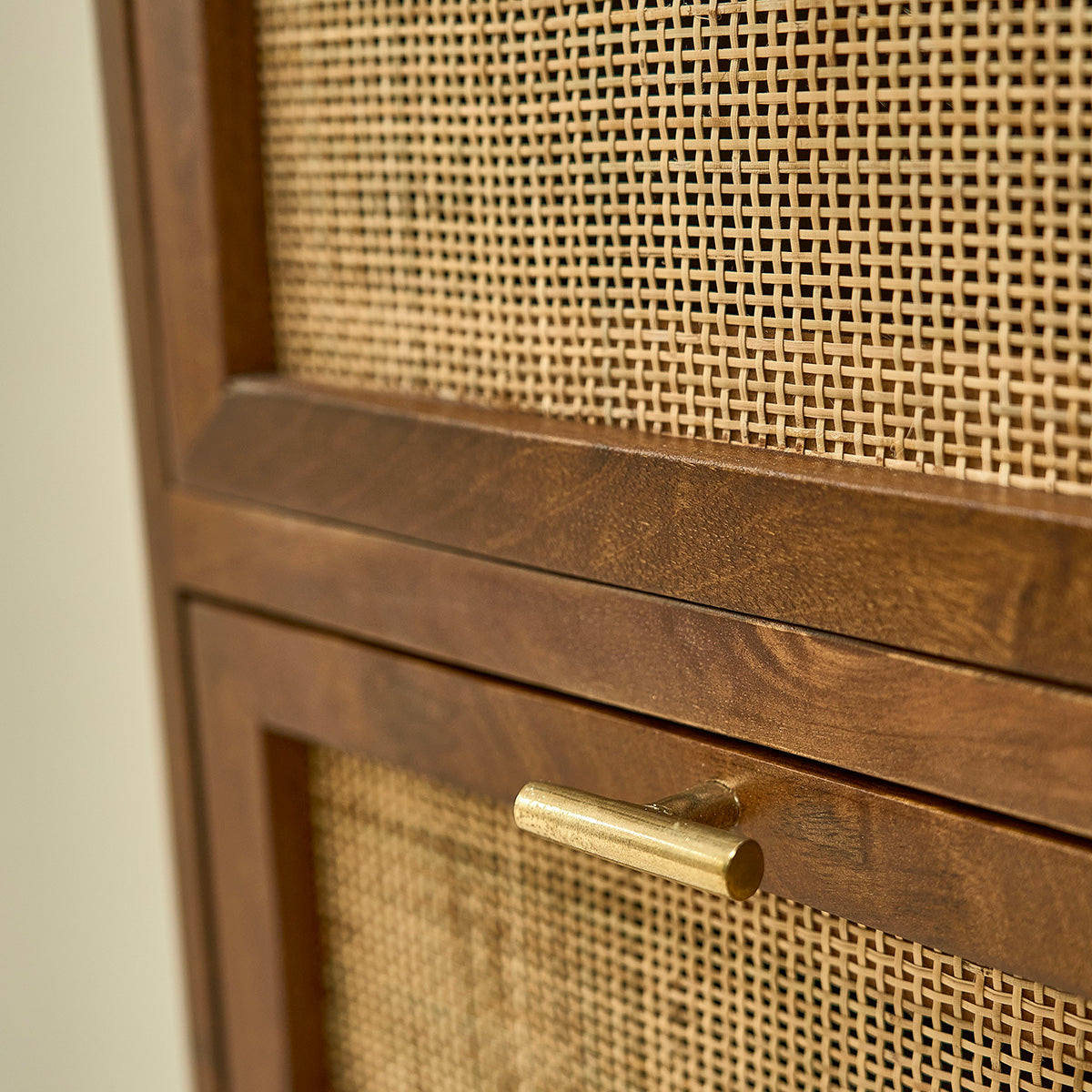 RAPHAEL - Cassettiera in mango massello e midollino finitura in noce 90 cm