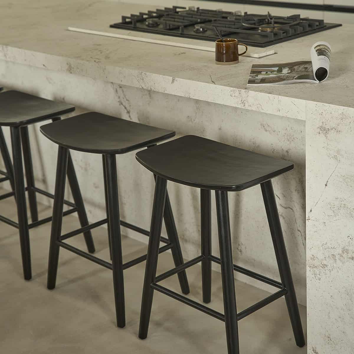 AMBRE - Sgabello in teak massello nero 65 cm