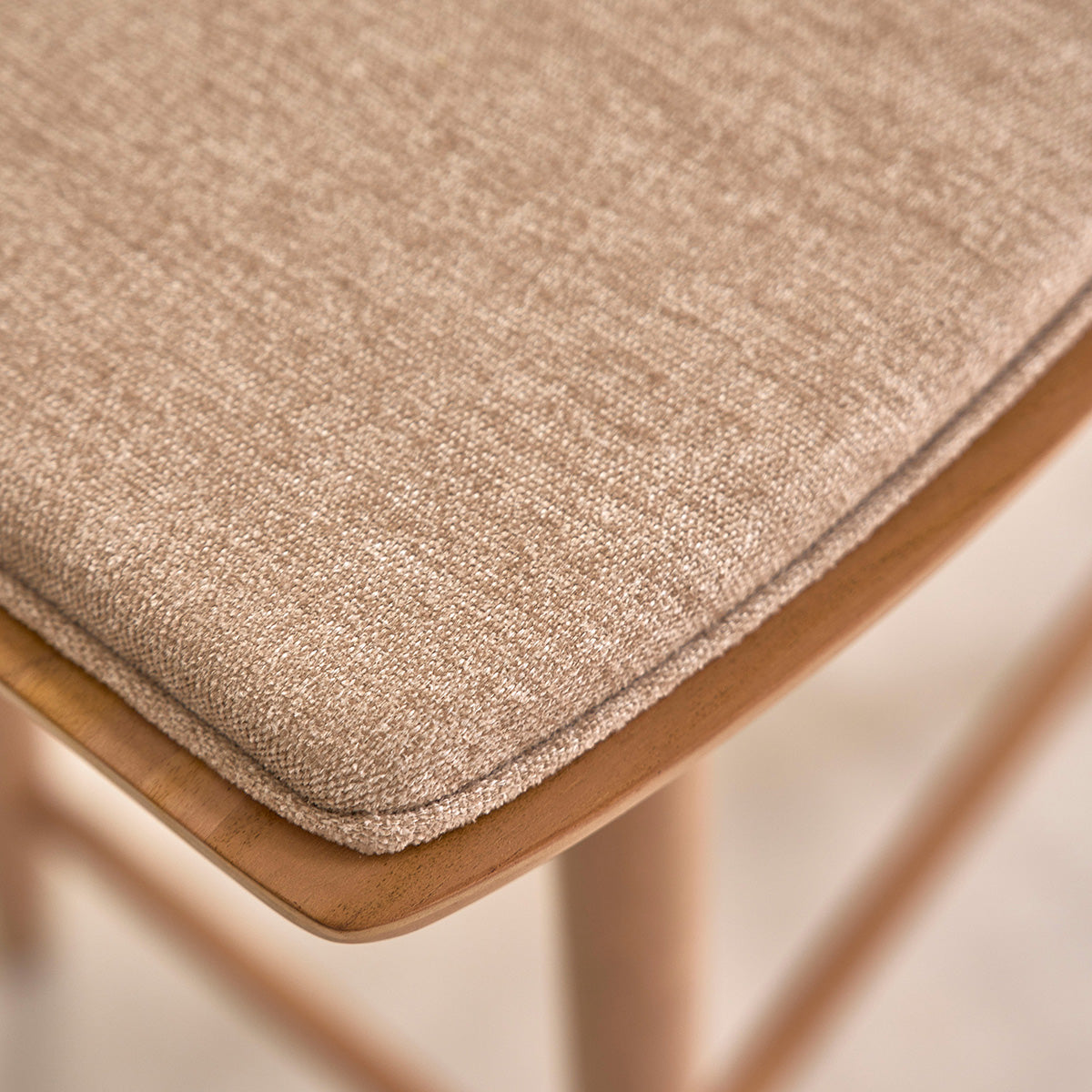 AMBRE - Sgabello in teak massello e velluto écru 65 cm