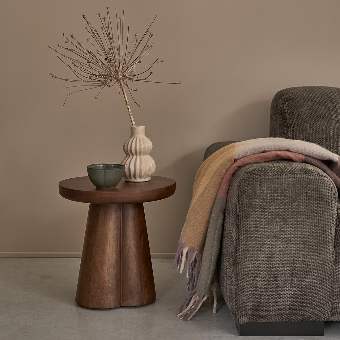 PAULA - Tavolino d’appoggio rotondo in legno di mango