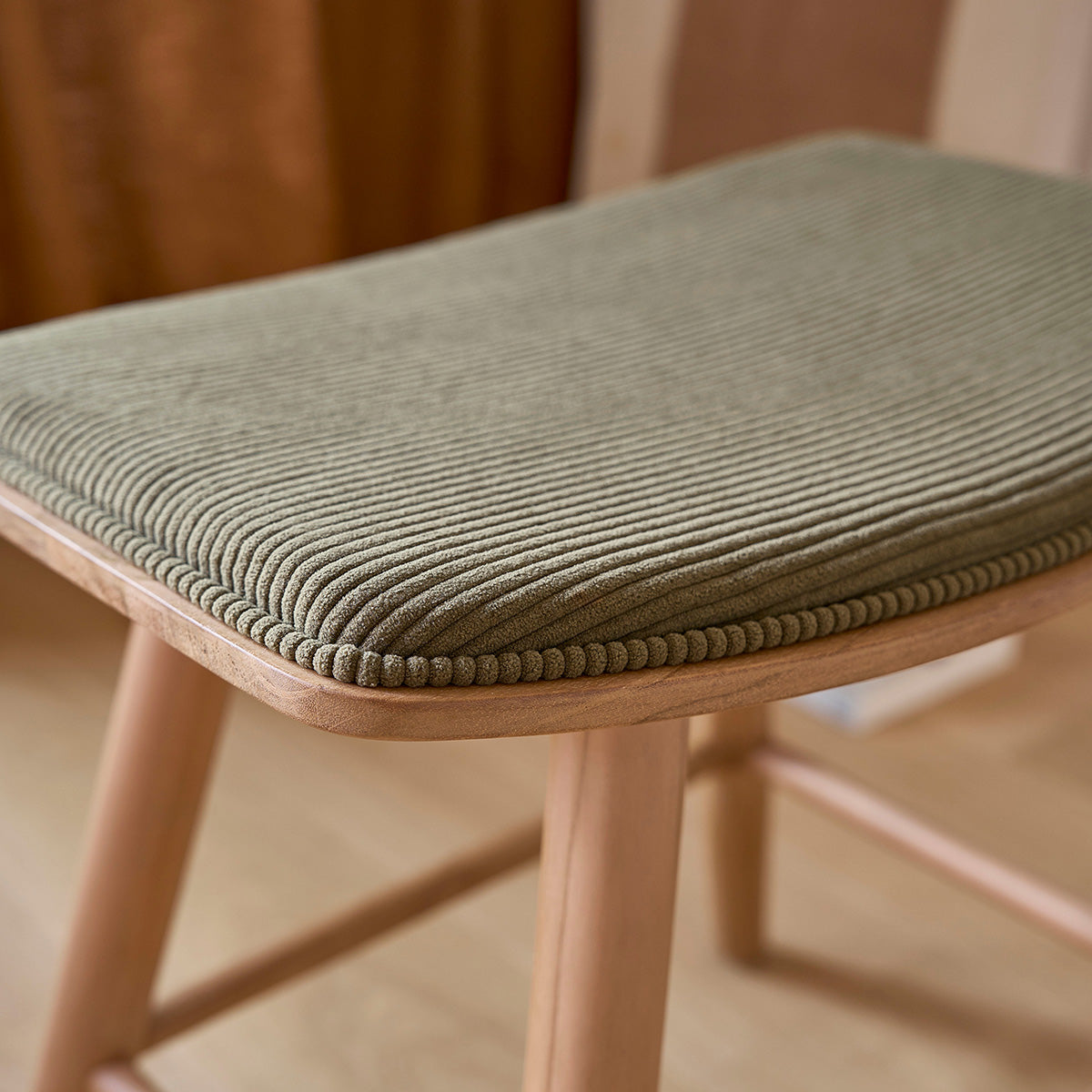 AMBRE - Sgabello in legno di teak con seduta in velluto a coste 45 cm