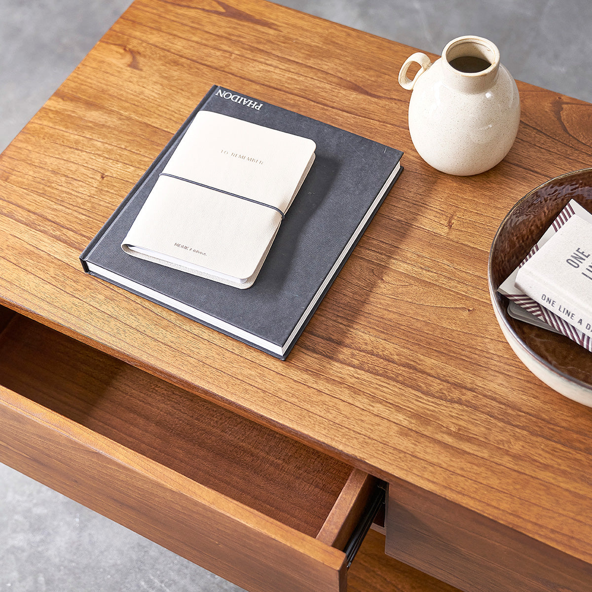 MILO - Tavolino in mindi massello con finitura in noce 120 cm