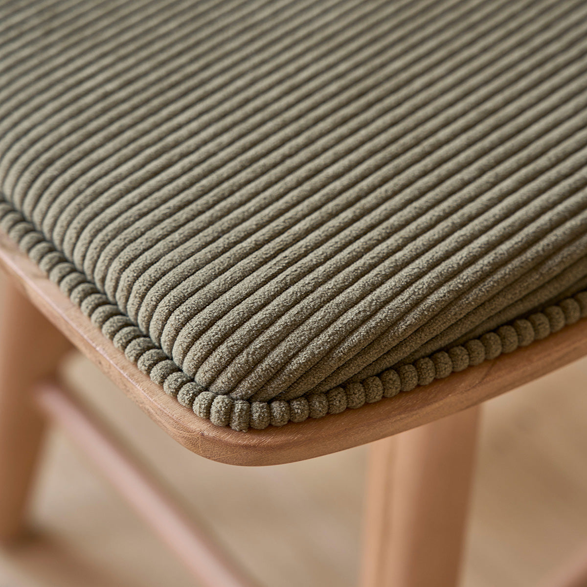 AMBRE - Sgabello in legno di teak con seduta in velluto a coste 45 cm