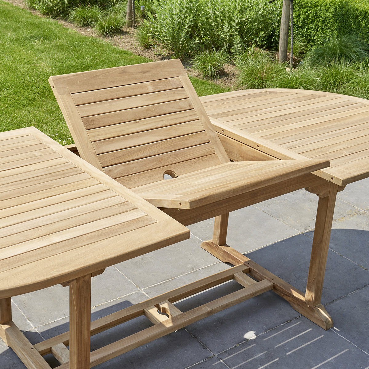 MIDLAND - Tavolo da giardino ovale allungabile in teak massello per 8/10 persone.