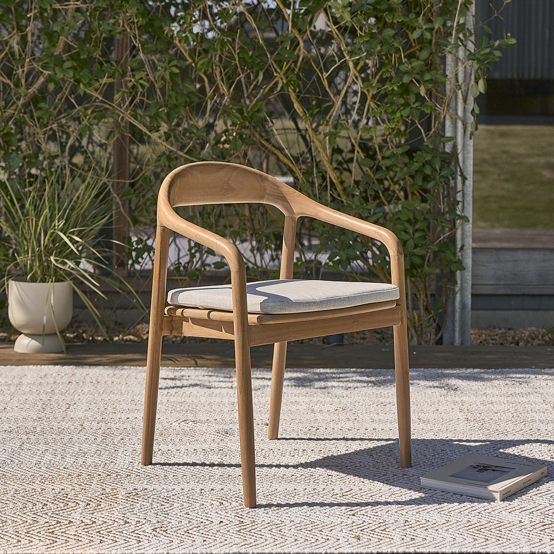 AMBRE - Poltrona da giardino in teak massello con cuscino grigio-beige