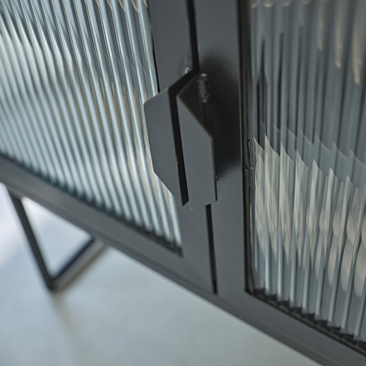 OCTAV - Credenza in metallo e vetro ondulato 120 cm