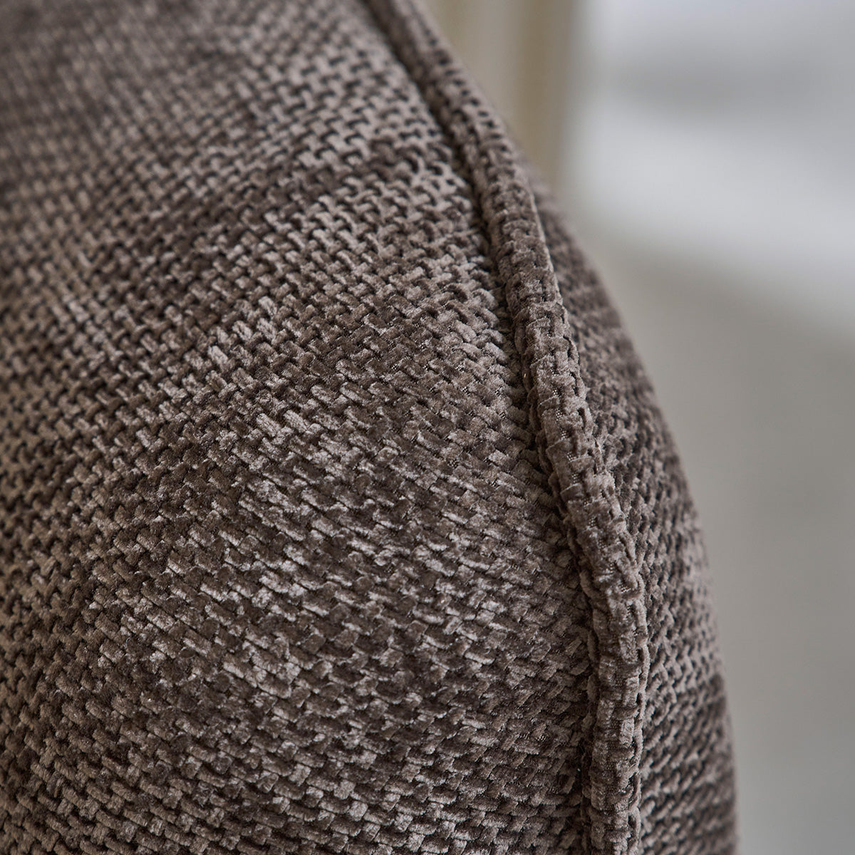 HECTOR - Divano dritto a 3 posti in legno massello e tessuto in velluto intrecciato moka