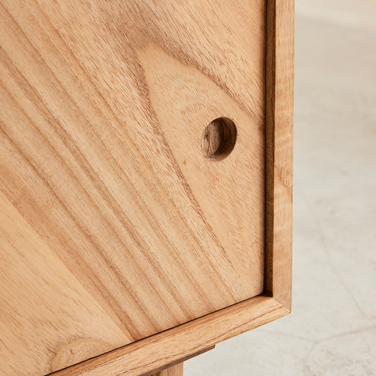 PACÔME - Mobile TV in mindi massello 135 cm