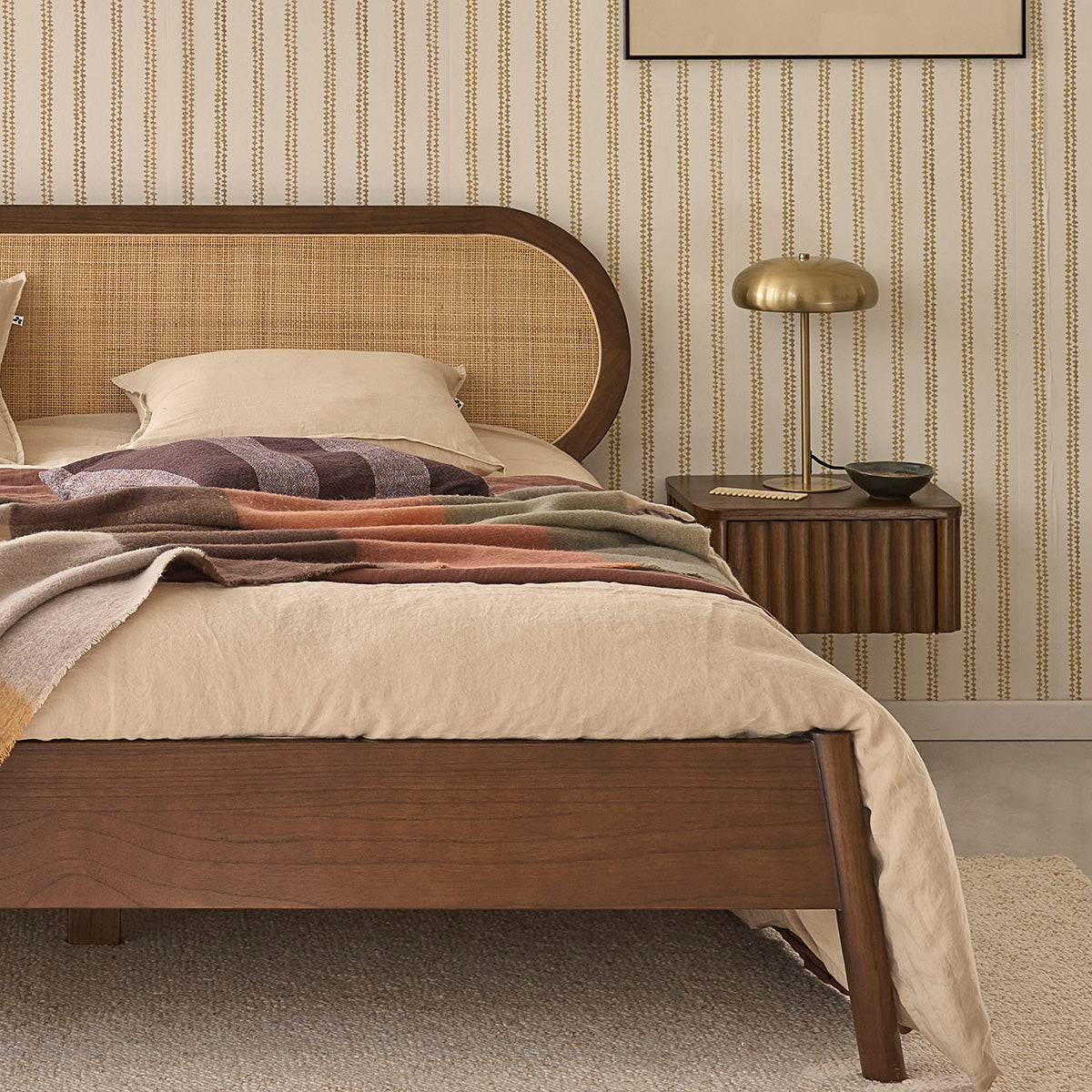 LILA - Letto in legno di mindi e midollino con finitura in noce da 160 cm