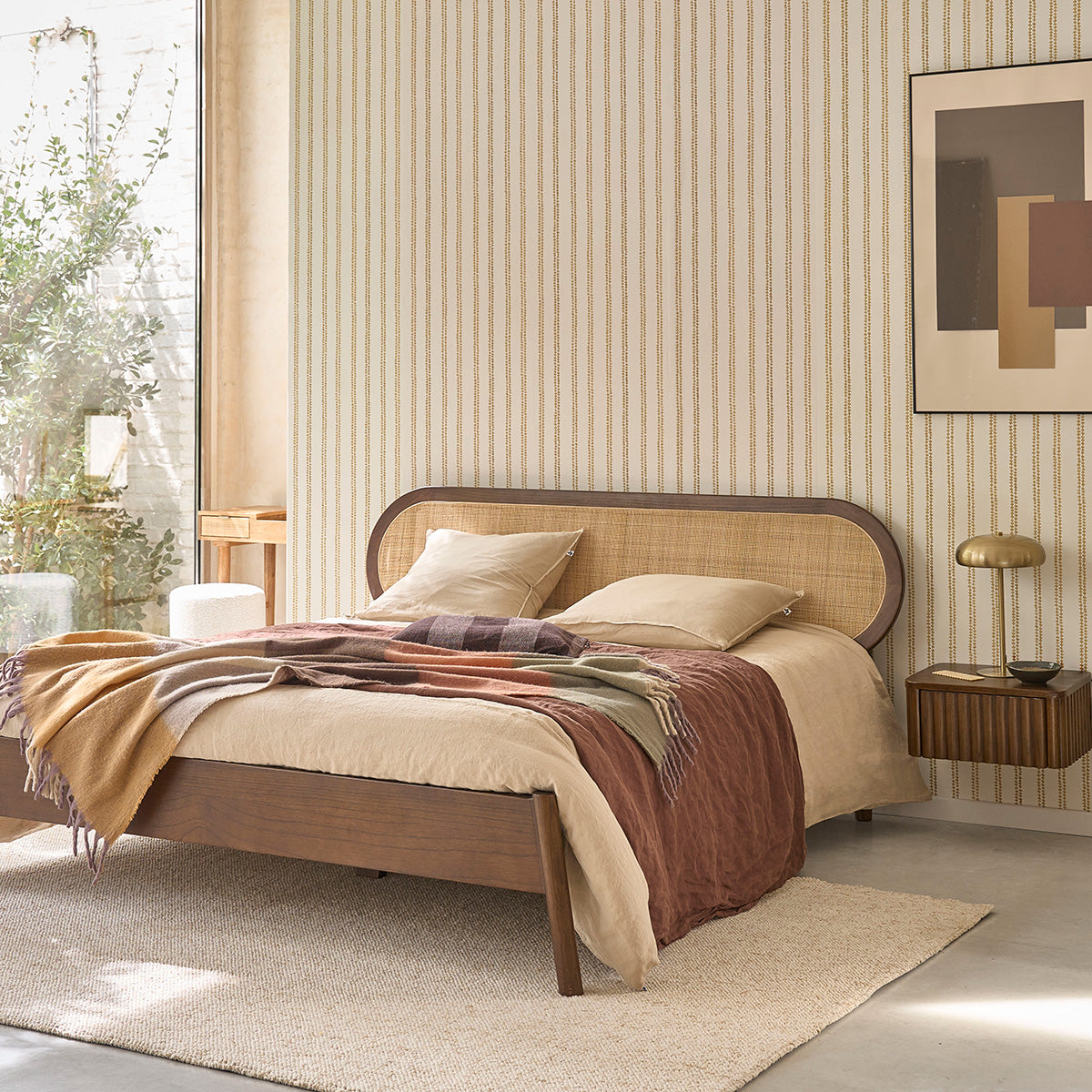LILA - Letto in legno di mindi e midollino con finitura in noce da 160 cm