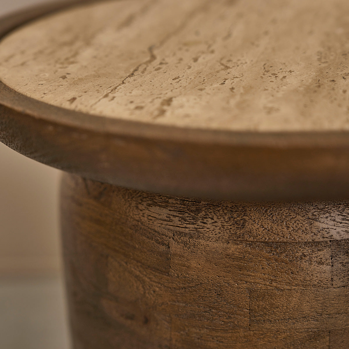 ELENA - Tavolino d’appoggio rotondo in legno di mango e travertino