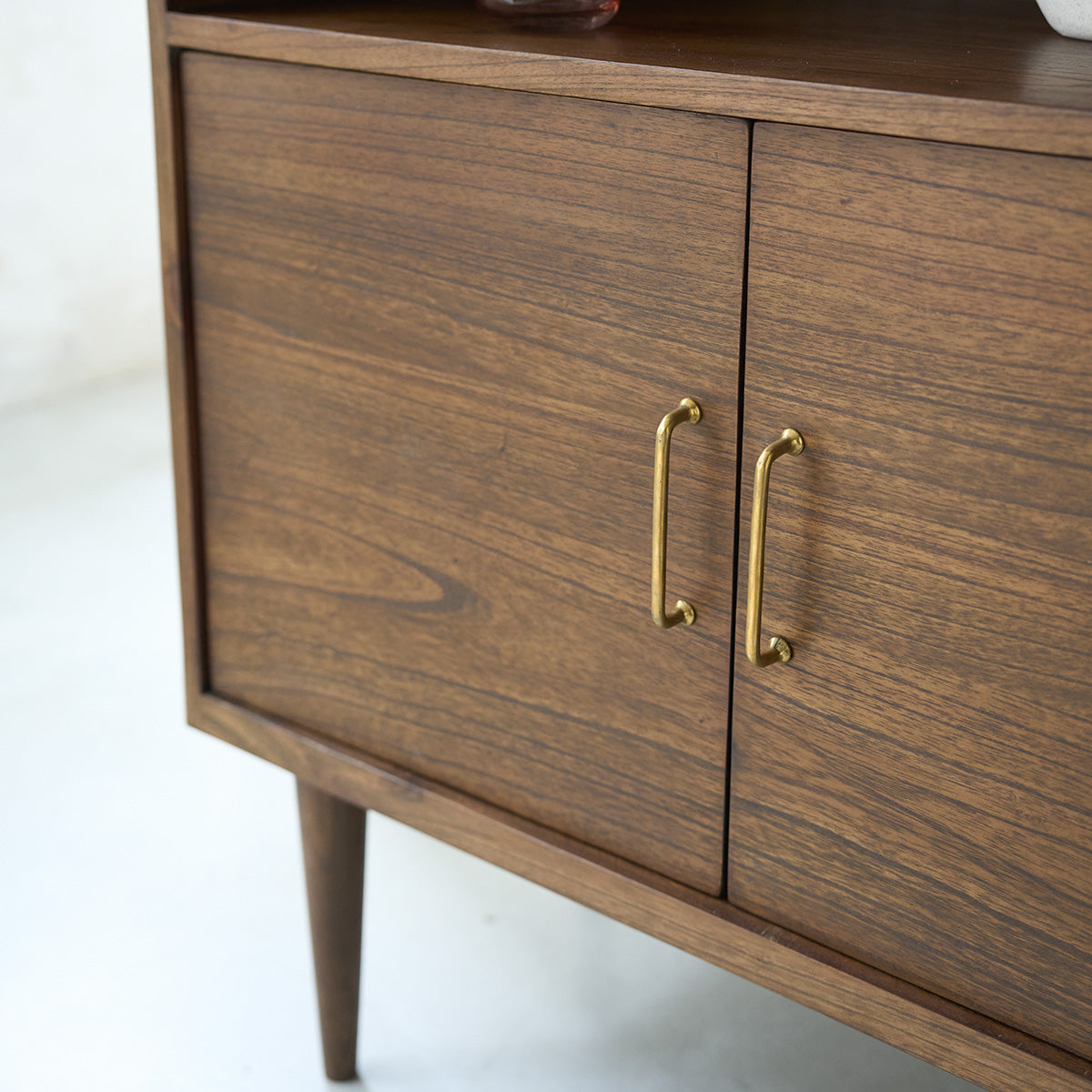 VINTAGE - Libreria in mindi massello con finitura in noce 85 cm