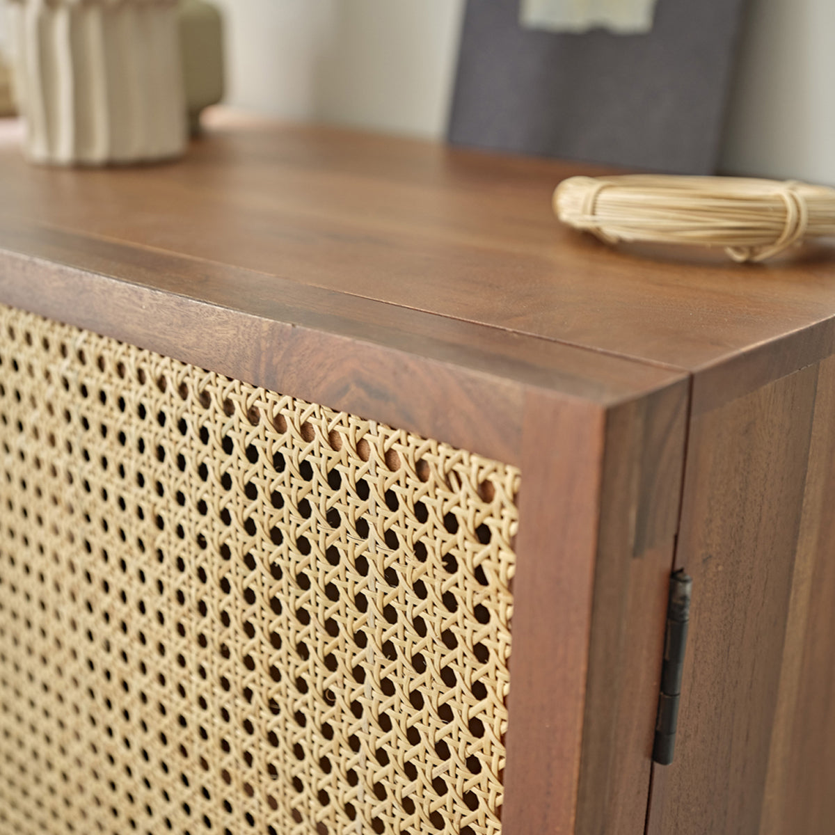 LEONTINE - Cassettiera in acacia massello finitura in noce e cannage 120 cm