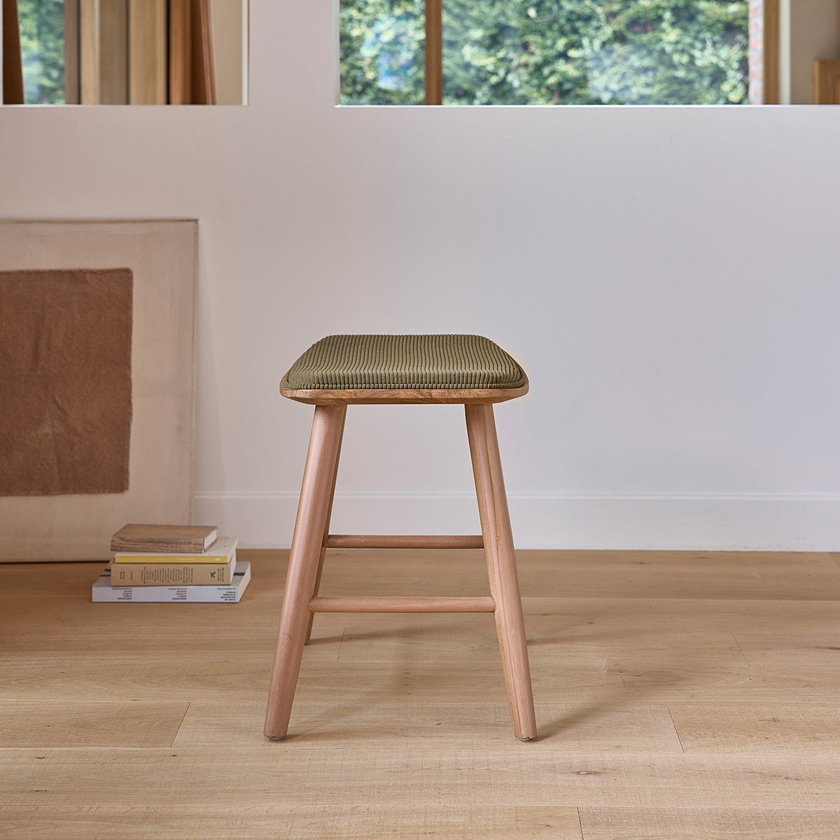 AMBRE - Sgabello da bar in legno di teak con seduta in velluto a coste 45 cm