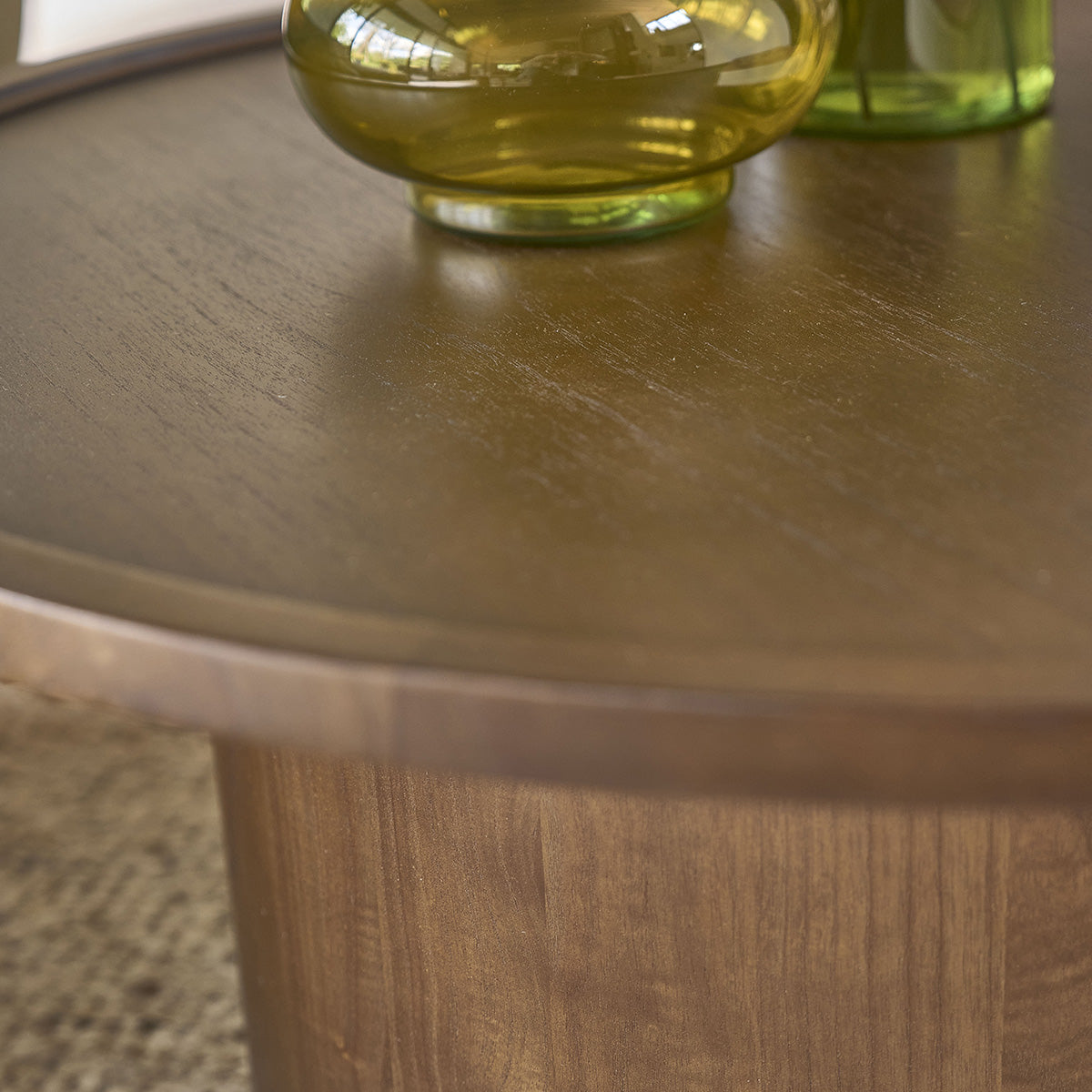 SOLÈNE - Tavolino rotondo in mindi massello con finitura in noce Ø 100 cm