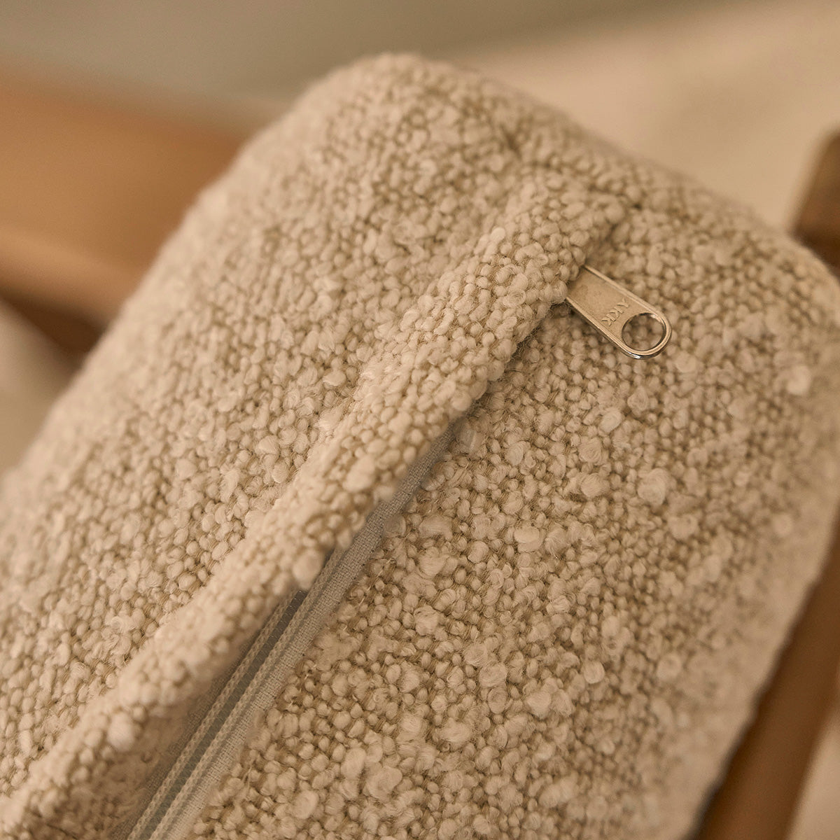 SERENE - Poltrona in teak massello con tessuto bouclé